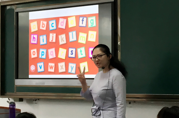 北外專家對邯鄲附中教師團隊進行業(yè)務提高培訓