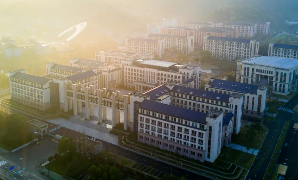 杭州外國(guó)語學(xué)校2025年招生信息（學(xué)費(fèi)、課程、招生人數(shù)）
