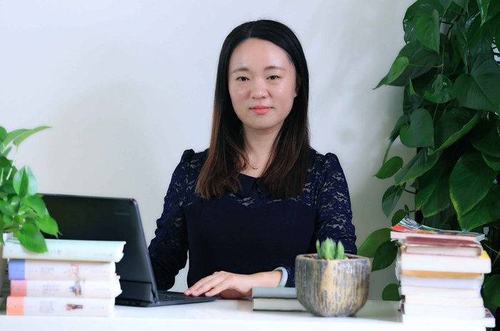 李小康 班主任 畢業(yè)于愛爾蘭都柏林大學，獲理學碩士學位。大學本科就讀于北京外國語大學，獲方大勵志求學獎學金。研究生期間，由都柏林大學選拔推薦至法國格勒諾布爾高等商學院交流學習。