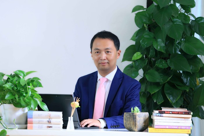 于中連 國際部主任 畢業(yè)于中國農(nóng)業(yè)大學，獲博士學位。美國明尼蘇達大學藥學系博士后，德州大學博士后。專長于國際課程開發(fā)、中國學生國際化適用性解決方案制定和學生升學長期規(guī)劃。