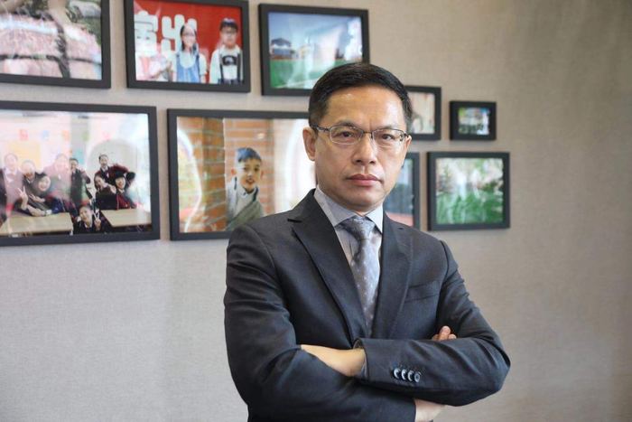 李海林校長畢業(yè)于美國 Towson University教育管理專業(yè)，獲碩士學位。曾任浙江師范大學人文學院教授、上海師范大學教育學院教授、上海市洋涇中學校長。